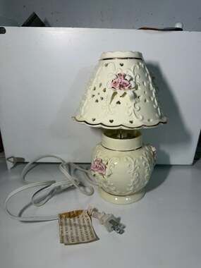 Vintage Victorian Style Ceramic Table Lamp with 3D Pink Floral Accents